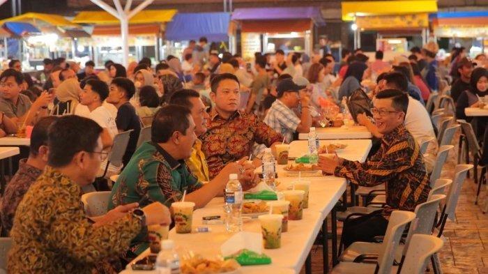 WISATA KULINER DI TANJUNGPINANG KEPRI - Guberner Kepri, Ansar Ahmad mendampingi Wakapolri, Komjen Agus Andrianto bersama Kapolresta Tanjungpinang, Kombes Heribertus Omposunggu dan Pj Wali kota Tanjungpinang, Hasan (kanan), Jumat (2/2/2024) malam.