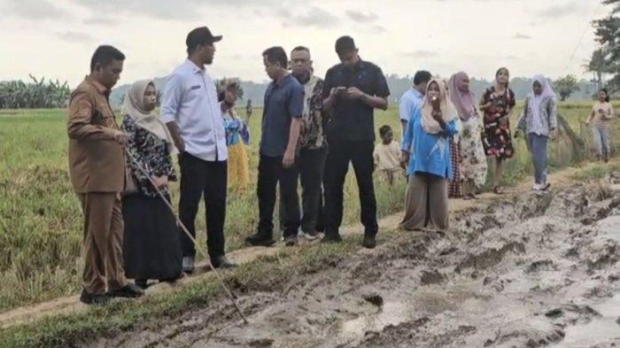 TINJAU JALAN RUSAK - Gubernur Banten Andra Soni saat meninjau lokasi jalan rusak di Desa Cimoyan, Kecamatan Patia, Kabupaten Pandeglang, Kamis (6/3/2025).