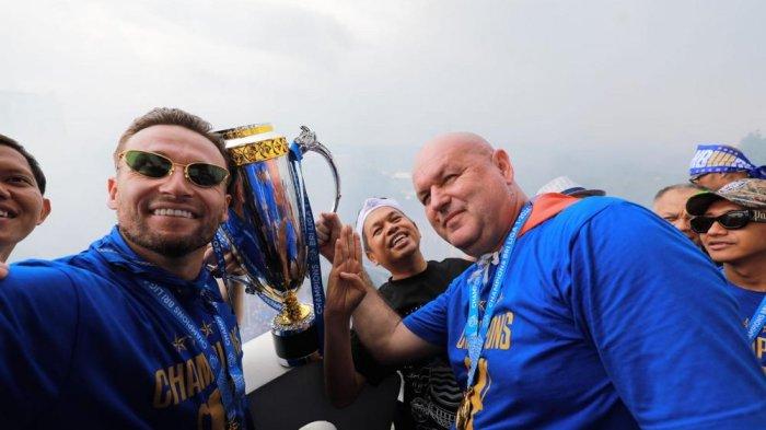 Gubernur Jabar Dedi Mulyadi berpose bersama Kapten Persib Marc Klok dan Pelatih Persib Bojan Hodak di menara Gedung Sate, Minggu (25/5/2025).