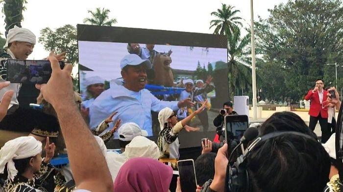 PIKUL SISINGAAN - Gubernur Jabar, Dedi Mulyadi, memikul sisingaan saat jumpa pers Piala Presiden di Halaman Gedung Sate, Jumat (11/7/2025).