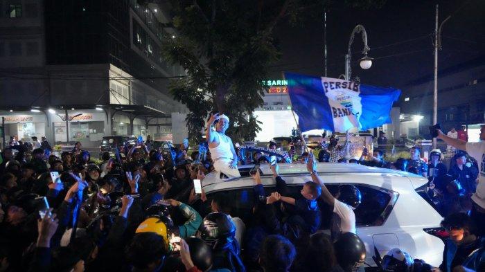 BERSAMA BOBOTOH - Gubernur Jabar Dedi Mulyadi merayakan Persib yang kembali menjuarai Liga 1.