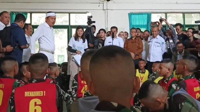 PENDIDIKAN KARAKTER - Gubernur Jawa Barat, Dedi Mulyadi, dan Menteri Komdigi, Meutya Viada Hafid, mengunjungi pelajar SMP yang sedang menjalani pendidikan karakter di Resimen Artileri Medan 1 Sthira Yudha, Batalyon Artileri Medan 9, Kabupaten Purwakarta, Rabu (14/5/2025).