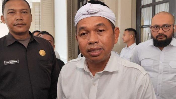DIWAWANCARAI - Gubernur Jawa Barat, Dedi Mulyadi, saat diwawancarai di Kantor Gubernur Bale Jaya Dewata di Cirebon, Rabu (7/5/2025).