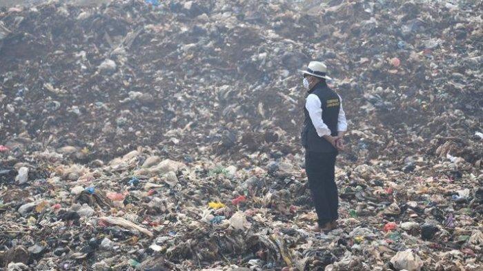 Gubernur Jawa Barat, Ridwan Kamil, melaksanakan pemantauan lapangan terkait kebakaran TPA Sarimukti di Kabupaten Bandung Barat, Jumat (25/8/2023).