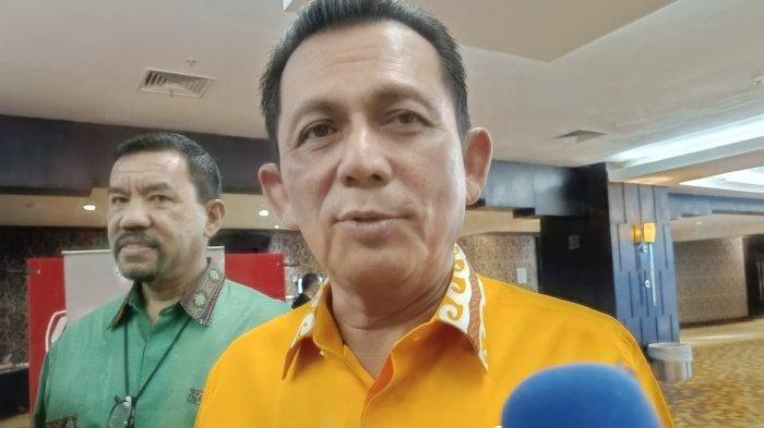 Gubernur Kepri, Ansar Ahmad, diwawancarai saat hadir dalam Rakernas PHRI,
