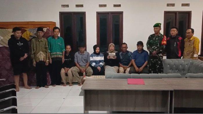 Guru SDN Babakaran, Kecamatan Cikadu, Kabupaten Cianjur meminta permohonan maaf kepada keluarga korban, Jumat (8/11/2024).