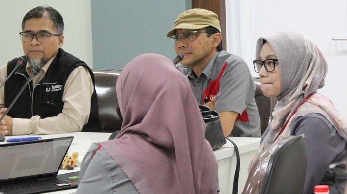Menyimak paparan dalam acaea peluncuran program pengabdian masyarakat berupa pengembangan aplikasi radio streaming untuk komunitas Pertuni Jawa Barat, oleh Fakultas Rekayasa Industri, Telkom University, Bandung, belum lama ini.