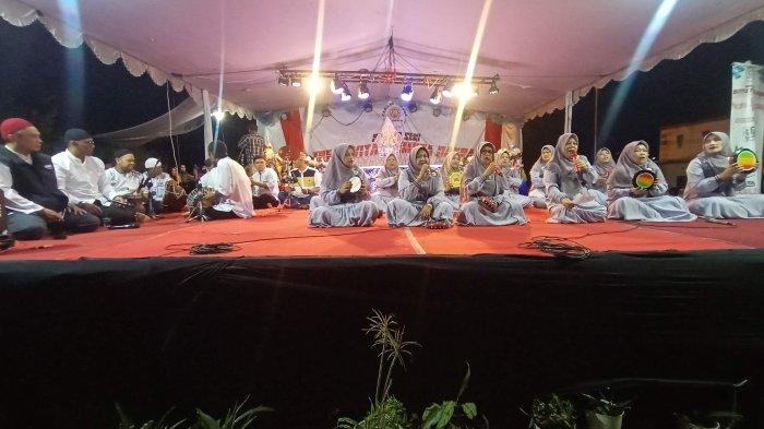 Penampilan kesenian religi Hadroh dari DKM Al Jihad RW 08 Cijotang
