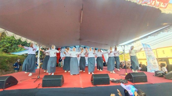 Ibu-ibu RW 08 Cijotang yang tergabung dalam grup Happy Mom turut memeriahkan pentas seni. Mereka tampil nyentrik dengan berpakaian SMA.