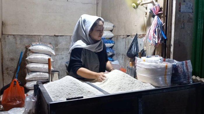 Harga beras di Pasar Rebo Purwakarta jelang 1 Ramadan 1445 H harga beras premium mencapai Rp 17 ribu per Kg, Selasa (20/2/2024).