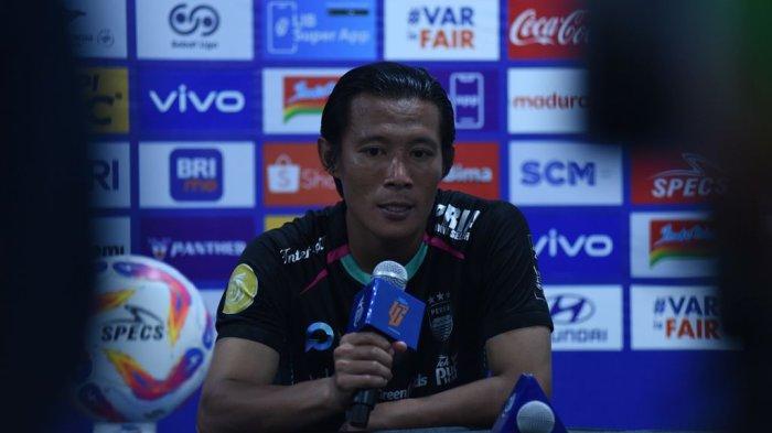 Bek kanan PERSIB, Henhen Herdiana memberikan keterangan pers usai pertandingan melawan Madura United pada pekan ke-24 Liga 1 2024/25 di Stadion Gelora Bandung Lautan Api, Sabtu, 22 Februari 2025.