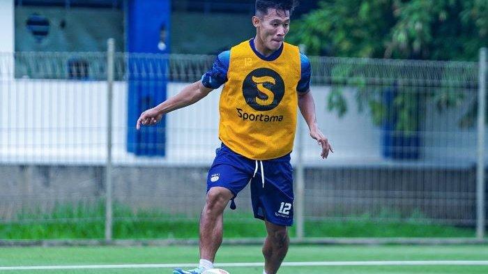 Henhen Herdiana menjalani latihan perdananya setelah kembali dari Dewa United, dalam latihan tim Persib Bandung di Stadion Sidolig, Kota Bandung, Kamis (30/11/2023).