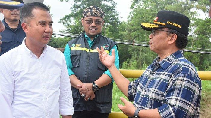 Penjabat Bupati Sumedang, Herman Suryatman (kanan) dan Penjabat Gubernur Jabar, Bey Machmudin saat meninjau banjir ke Ujungjaya, Sumedang, Selasa (13/2/2024).