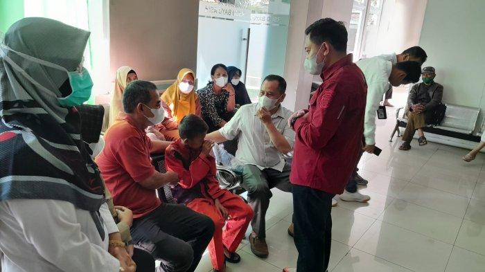 IG (12), anak yang kecanduan aroma bensin di Purwakarta ketika hendak diperiksa oleh dokter spesialis kejiwaan di RSUD Bayu Asih, Selasa (1/8/2023).