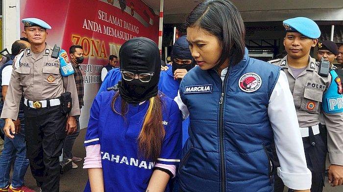 Ibu rumah tangga yang edarkan sabu saat digiring polisi di Mapolres Cimahi, Senin (29/1/2024).