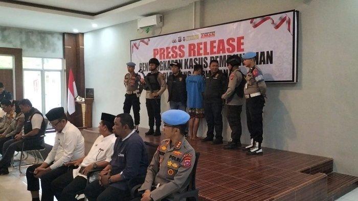 IS tersangka kasus kematian Nia Kurnia Sari gadis penjual gorengan saat jumpa pers di aula Mapolres Padang Pariaman, Jumat (20/9/2024).