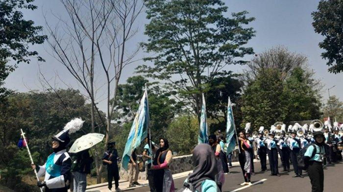 Parade OHU diiringi musik yang dimainkan oleh MBWG ITB