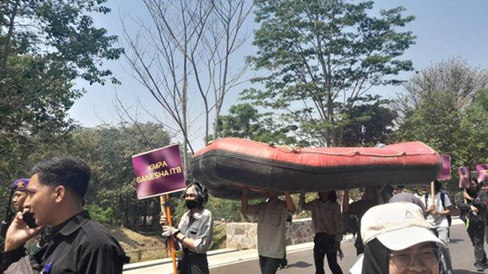 Parade OHU dari KMPA ITB mengangkat properti perahu karet