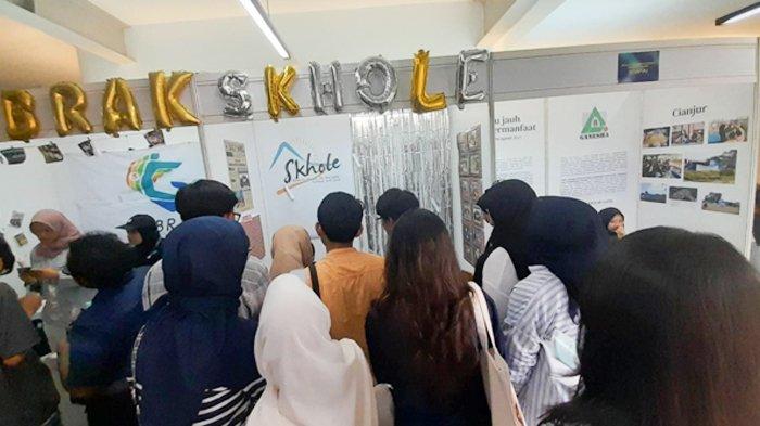 Salah satu stan pameran UKM rumpun pengabdian masyarakat yaitu Skhole-ITB Mengajar