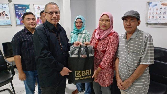 Ibu Bidan Rokayah mendapatkan tanda terima kasih dari BRI yang telah membantu persalinan Ibu Ririn Anggraeni.*
