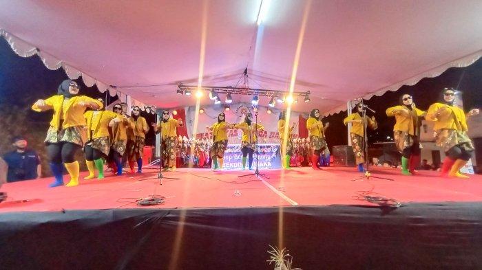 Penampilan paduan suara ibu-ibu nyentrik pakai kacamata dan kaus kaki sepak bola warna-warni