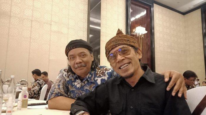 Seniman Iman Soleh (kiri) dan Budayawan Budi Dalton menghadiri launching TribunPriangan.com di Trans Covention Center, Kota Bandung, Kamis (20/10/2022).