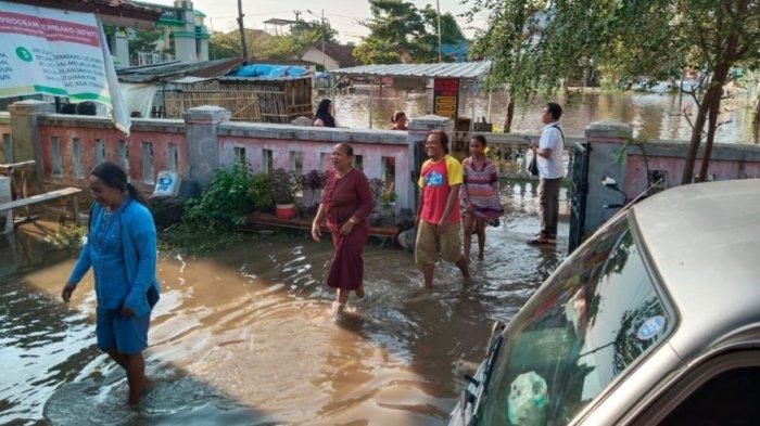 Indomaret Peduli Berbagi menyerahkan bantuan bencana di Balai desa Jagapura Kidul Kecamatan Gegesik Kab. Cirebon Senin, 8 Juli 2024.