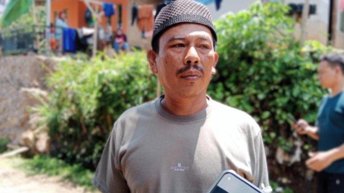 Jajang (52), keponakan salah satu korban mobil Avanza terjun ke jurang, saat diwawancara Tribun Jabar.id, di rumah duka di Dusun Ciseupan, Desa Pasir Biru, Rancakalong, Sumedang, Rabu (29/11/2023).