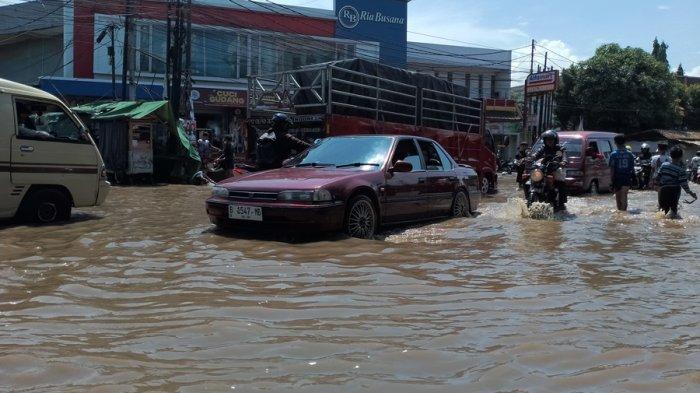 Suasana Jalan Raya Dayeuhkolot, Desa Dayeuhkolot, Kecamatan Dayeuhkolot, yang kembali tergenang banjir sejak, Kamis (20/11/2024).
