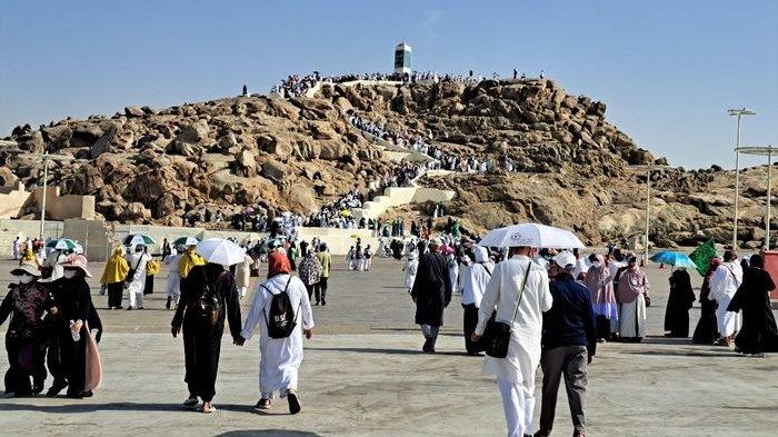 Jemaah haji berkunjung ke Jabal Rahmah, Arafah, setelah puncak ibadah haji.