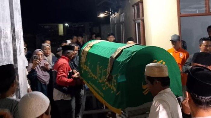 Jenazah Rega saat akan dimakamkan pada Senin (2/9/2024) malam. Rega meninggal setelah tertimpa reruntuhan bangunan saat mengikuti kegiatan di Kampus Universitas Perjuangan, Tasikmalaya.