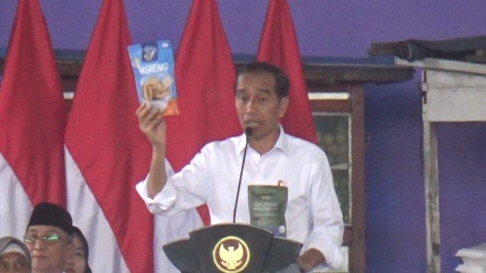 Presiden Joko Widodo menunjukkan basreng yang dibelinya di Doom Balerame Soreang, Kabupaten Bandung yang disambut antusias oleh masyarakat yang didominasi ibu-ibu, Sabtu (3/2/2024).