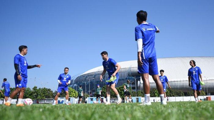 Julio Cesar dan Beckham Putra Nugraha menjalani latihan perdana bersama PERSIB di Lapangan Pendamping Stadion Gelora Bandung Lautan Api, Kamis, 10 Juli 2025.