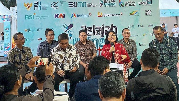 Direktur Utama PT Pos, Faizal Rochmaf Djoemadi (paling kiri), Direktur Sales And Distribution BSI, Anton Sukarna (kedua dari kiri), dan Staf Ahli Bidang Keuangan dan Pengembangan UMKM Kementerian BUMN, Loto Srinaita Ginting (ketiga dari kiri-berbicara) dalam jumpa pers di  Lapangan Saparua, Bandung, Jumat (24/5/2024).