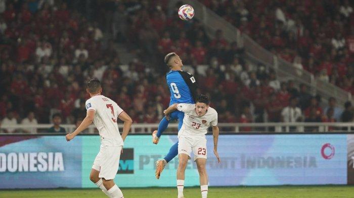 Justin Hubner, bek Timnas Indonesia, menahan pemain Filipina di Stadion Utama Gelora Bung Karno, Selasa (11/6/2024)