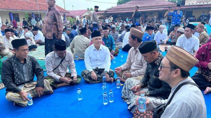 Pengasuh Pondok Pesantren Al Mizan Jatiwangi, KH Maman Imanulhaq (ketiga kiri), saat bertakziah ke kediaman Buya Syakur di Pondok Pesantren Cadangpinggan, Kecamatan Kertasemaya, Kabupaten Indramayu, Selasa (17/1/2024).