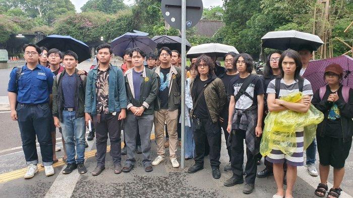 PERNYATAAN SIKAP - Sejumlah mahasiswa yang tergabung dalam KM ITB saat menyampaikan pernyataan sikap dan tuntutan untuk segera membebaskan SSS di ITB, Jalan Ganesa, Kota Bandung, Sabtu (10/5/2025).