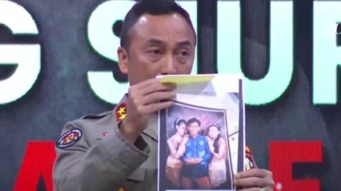 Kadiv Humas Polri Irjen Sandi Nugroho menunjukkan foto Pegi Setiawan di tahun 2016 yang diyakini menjadi salah satu barang bukti yang menunjukkan bahwa Pegi adalah pelaku kasus pembunuhan Vina dan Eki.