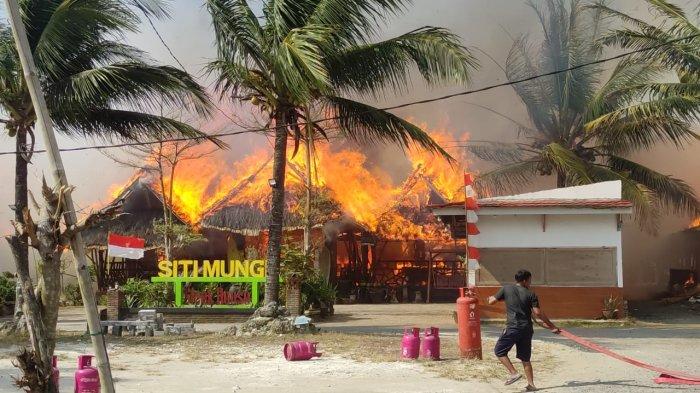 Tiga kafe, yakni Kafe Hello Beach, Siti Mungil dan Kafe Morgan yang berdekatan di Kampung Turis, Pamugaran, Pangandaran mengalami kebakaran hebat, Kamis (31/8/2023).