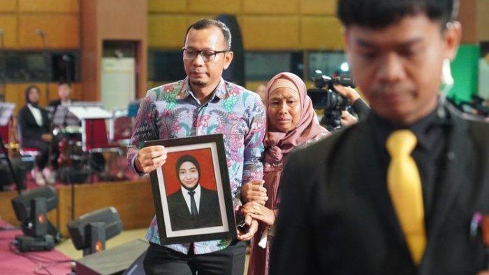 Kakak dan orang tua mewakili acara wisuda Wildan Rochmawati di Auditorium Prof Wuryanto, Kampus Unnes Sekaran, Gunungpati Semarang, Jawa Tengah.