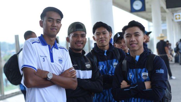 Kakang Rudianto berfoto bersama Robi Darwis, Ferdiansyah dan Muhammad Adzikry Fadlillah.