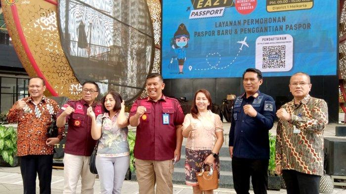 Kakanwil Kemenkumham Jabar R. Andika Dwi Prasetya meninjau proses pelaksanaan layanan Eazy Paspor bertempat di Distrik 1 Meikarta, Cikarang (17/06)