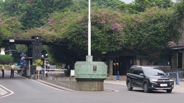 KAMPUS ITB - Suasana di depan kampus ITB Bandung. Foto diambil Sabtu (10/5/2025).
