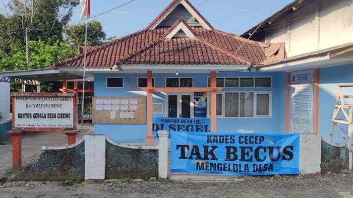 Kantor Desa Cisewu, Kecamatan Cisewu, Kabupaten Garut, Jawa Barat, disegel warga, Senin (21/10/2024).