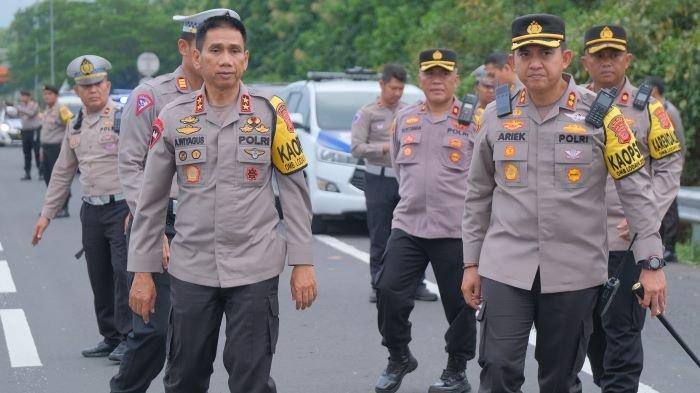Kapolda Jabar Irjen Pol Akhmad Wiyagus bersama Kapolres Subang AKBP Ariek Indra Sentanu meninjau Pos Terpadu Mudik 2024 di Rest Area KM 102 A Tol Cipali, Selasa (2/4/2024).