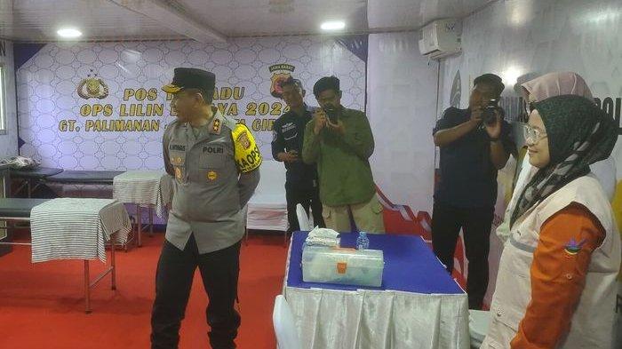 Kapolda Jawa Barat, Irjen Akhmad Wiyagus, mengecek Posko Terpadu Pengamanan Natal dan Tahun Baru (Nataru) 2024-2025 di eks Gate Tol Palimanan, Kabupaten Cirebon, Sabtu (21/12/2024).