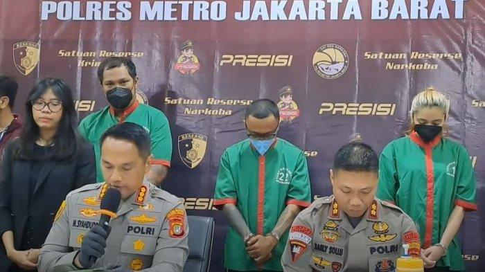 Kapolres Jakarta Barat, Kombes M Syahduddi, menggelar konferensi pers soal penangkapan Virgoun. (Tangkapan layar YouTube Intens Investigasi)