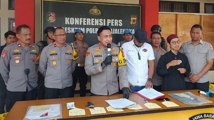 Kapolres Majalengka, AKBP Indra Novianto (tengah), beserta jajarannya saat konferensi pers di Mapolres Majalengka, Jalan KH Abdul Halim, Kecamatan/Kabupaten Majalengka, Jumat (10/5/2024).