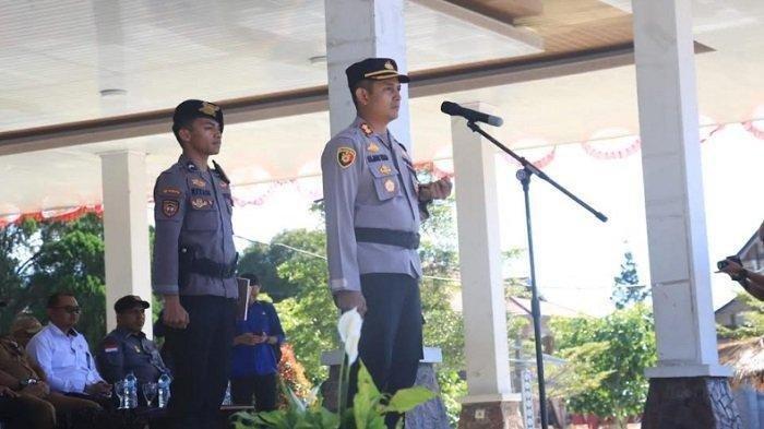 KAPOLRES NGADA - Kapolres Ngada AKBP Fajar Widyadharma Lukman saat pimpin apel gelar pasukan Operai Mantap Praja Turangga , Senin 26 Agustus 2024. Kini ia diamankan Propam buntut kasus pencabulan dan Narkoba. Begini Polda NTT bisa mengungkap kasus pencabulan oleh Kapolres Ngada terhadap bocah berusia enam tahun. Ternyata, AKBP Fajar membayar Rp3 juta. Hal ini disampaikan Dirreskrimum Polda NTT, Kombes Patar M. H. Silalahi dalam konferensi pers, Selasa (11/3/2025).