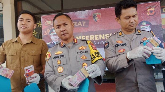 Kapolres Sumedang, AKBP Joko Dwi Harsono (tengah), menunjukkan uang mainan yang digunakan dukun palsu untuk mengelabui korbannya, Selasa (2/4/2024) siang.